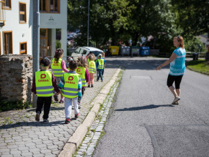 Drbna nadělila dětem ze školky U Dlouhé stěny