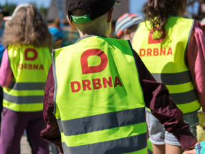 Drbna nadělila dětem ze školky U Dlouhé stěny