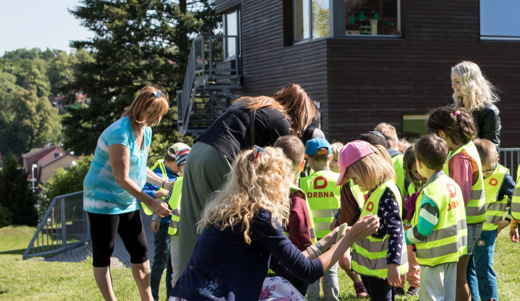 Drbna nadělila dětem ze školky U Dlouhé stěny