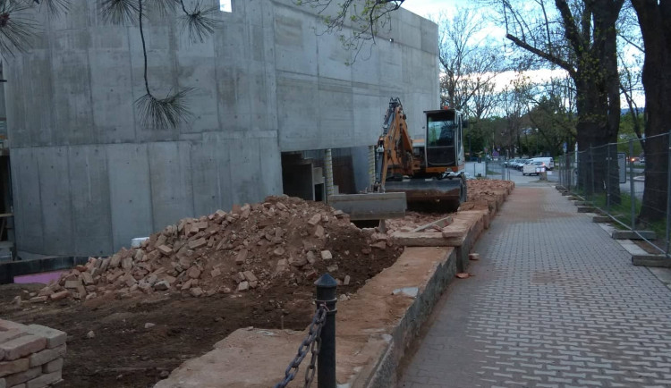 Bourání zdi u autobusového nádraží
