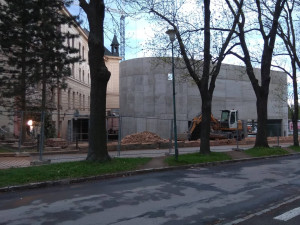 Bourání zdi u autobusového nádraží