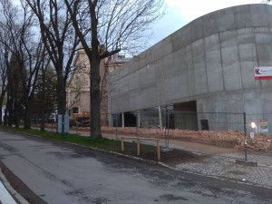 Bourání zdi u autobusového nádraží