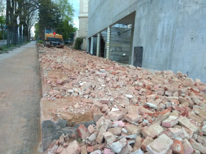 Bourání zdi u autobusového nádraží