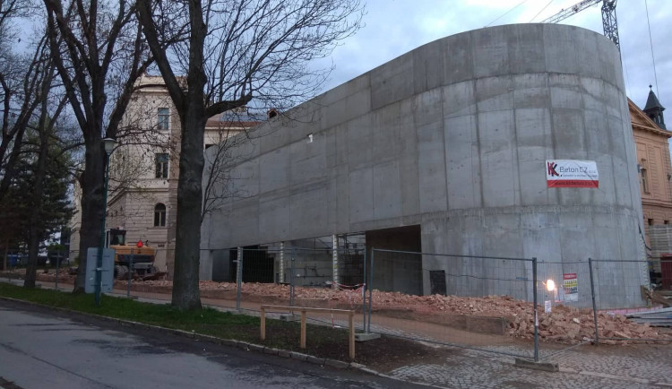 Bourání zdi u autobusového nádraží