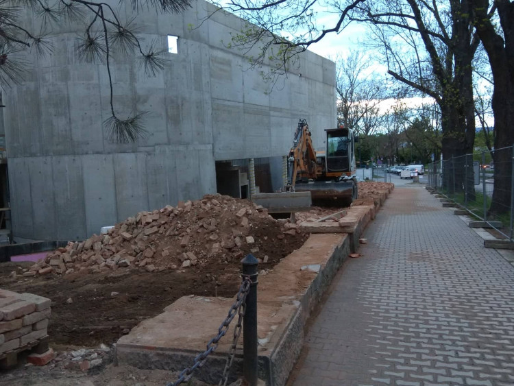 Bourání zdi u autobusového nádraží