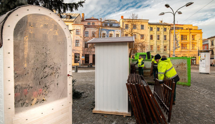 Z Masarykova náměstí mizí vánoční stromeček