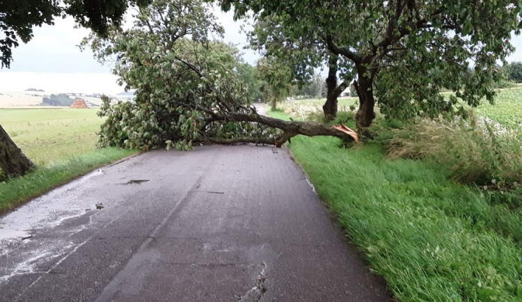 Hasiči opět bojovali s následky po bouřce