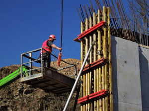 Odstaňování bednění po betonáži dříku pilíře