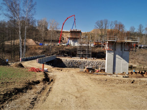 Most přes Šlapanku s vybudovaným mostním provizoriem