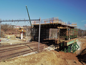 Most přes Sázavu - výstavba skruže přes ČD