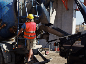 Obsluha mixu při betonáži pilíře mostního objektu 