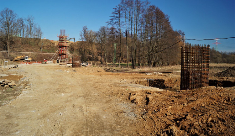 SO 201 výstavba pilířů mostního objektu 