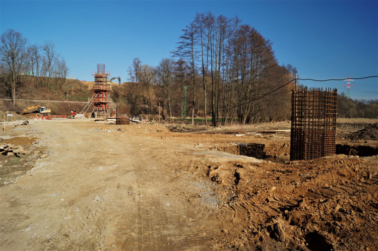 SO 201 výstavba pilířů mostního objektu 