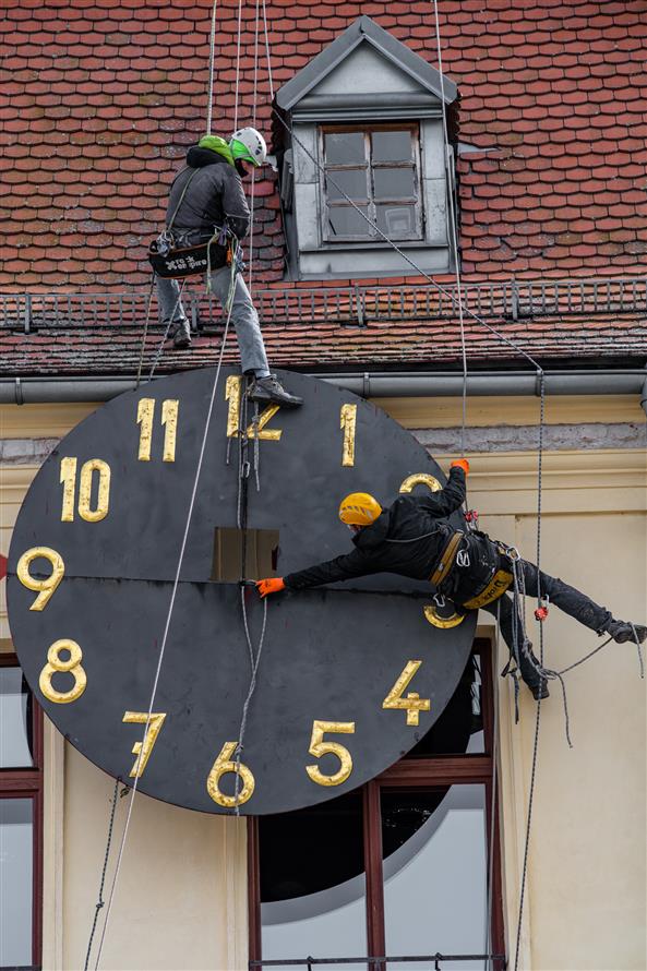 Sejmutí ciferníku na radničních hodinách v Jihlavě