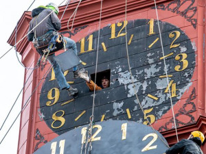 Sejmutí ciferníku na radničních hodinách v Jihlavě