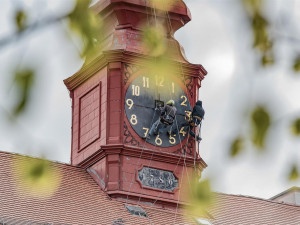 Sejmutí ciferníku na radničních hodinách v Jihlavě