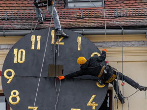 Sejmutí ciferníku na radničních hodinách v Jihlavě