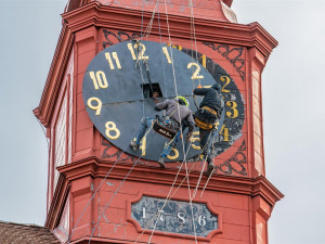 Sejmutí ciferníku na radničních hodinách v Jihlavě