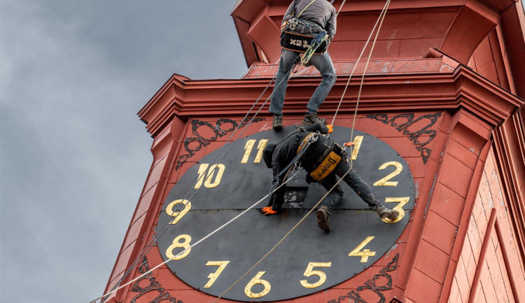 Sejmutí ciferníku na radničních hodinách v Jihlavě