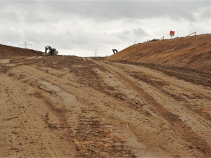 práce na zářezu a profilaci jeho svahů