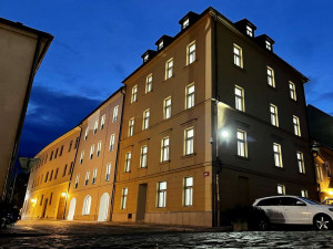 VZP ukončila svůj provoz v centru města před 10 lety a půl ulice Farní tak na nějaký čas zhasla.