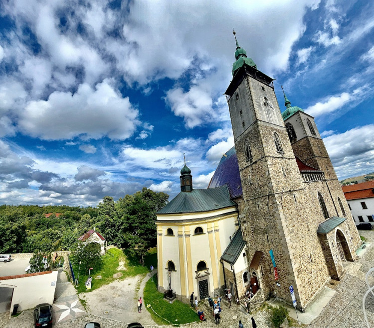 Výhled z okna na kostel sv. Jakuba, Hrádek, lesopark Heulos nebo na kapli Olivetské hory.