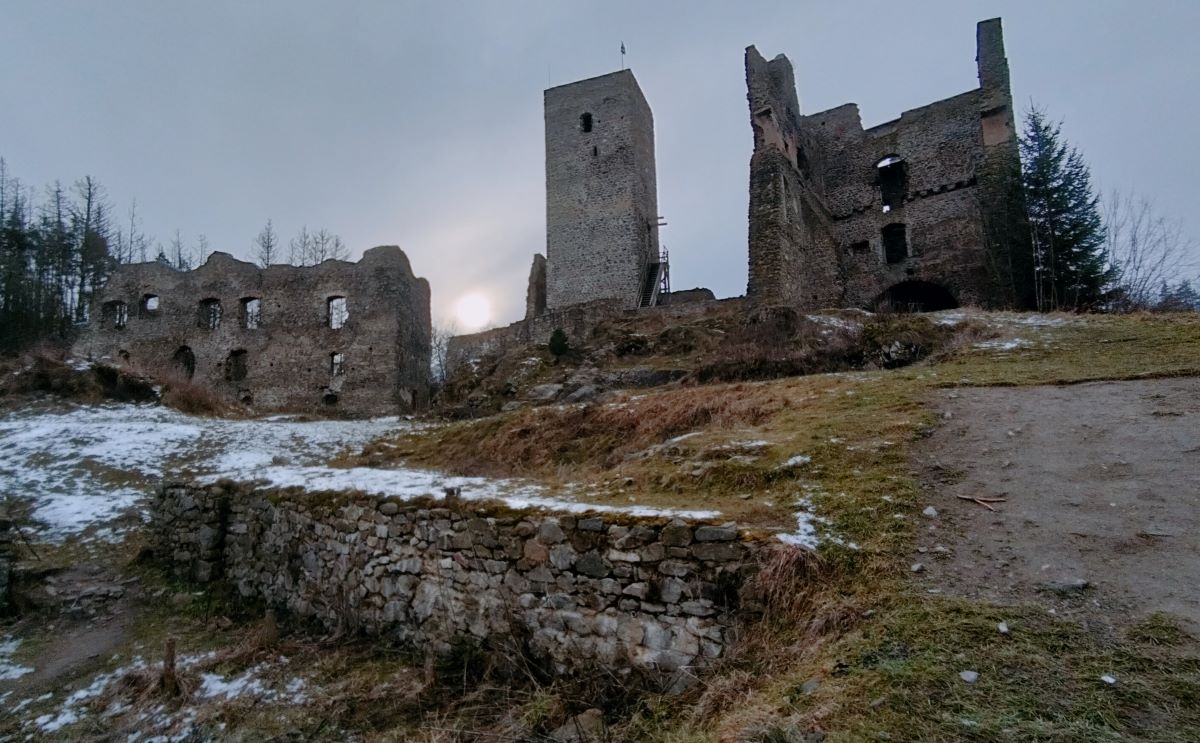 Zřícenina Rokštejna u Panské Lhoty