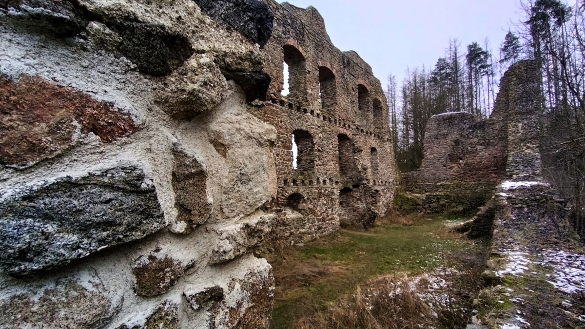 Zřícenina Rokštejna u Panské Lhoty