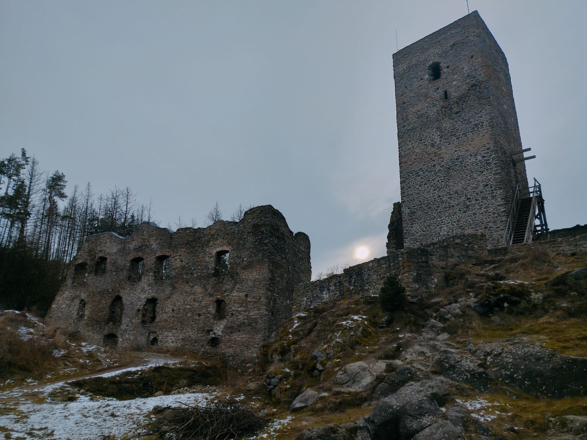 Zřícenina Rokštejna u Panské Lhoty