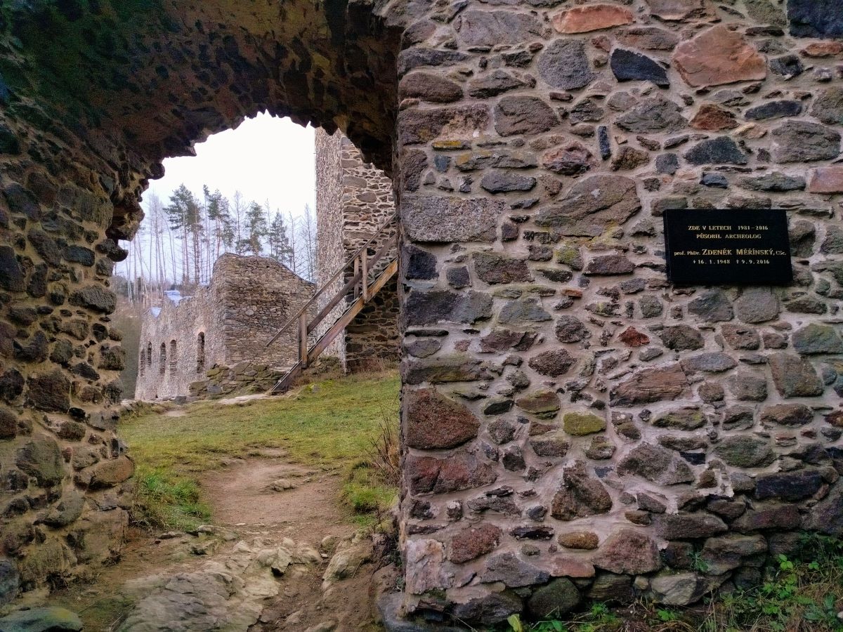 Zřícenina Rokštejna u Panské Lhoty