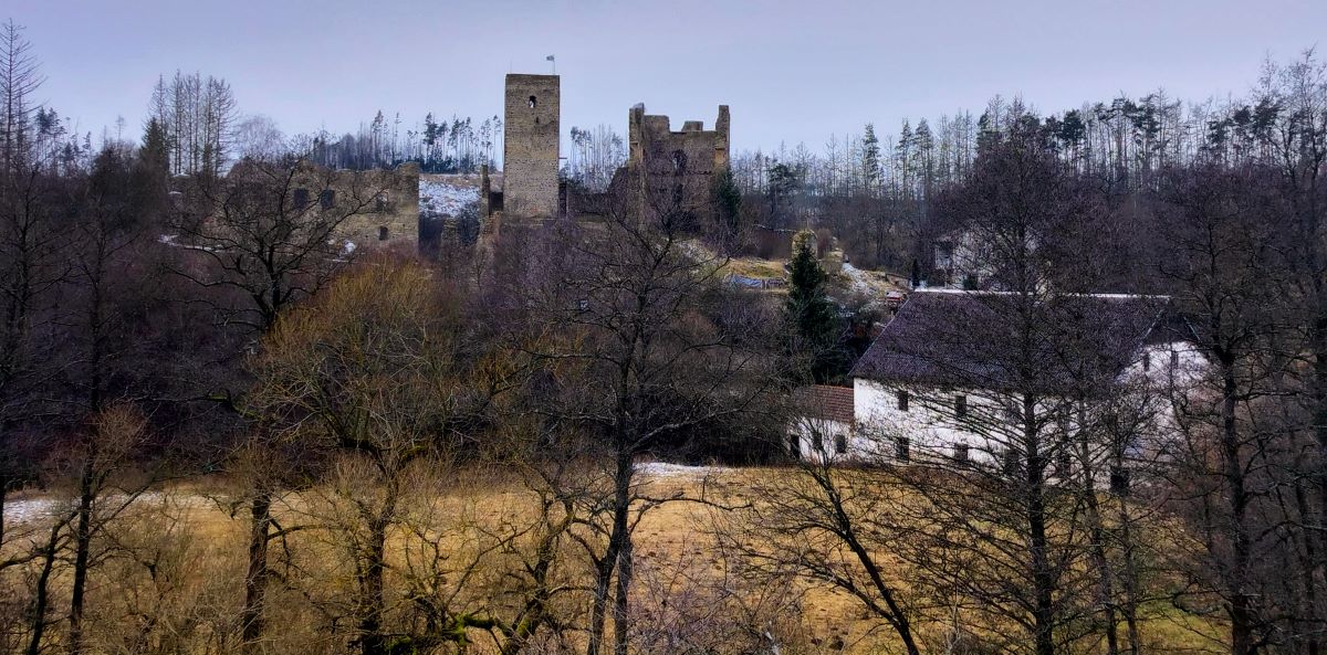 Zřícenina Rokštejna u Panské Lhoty