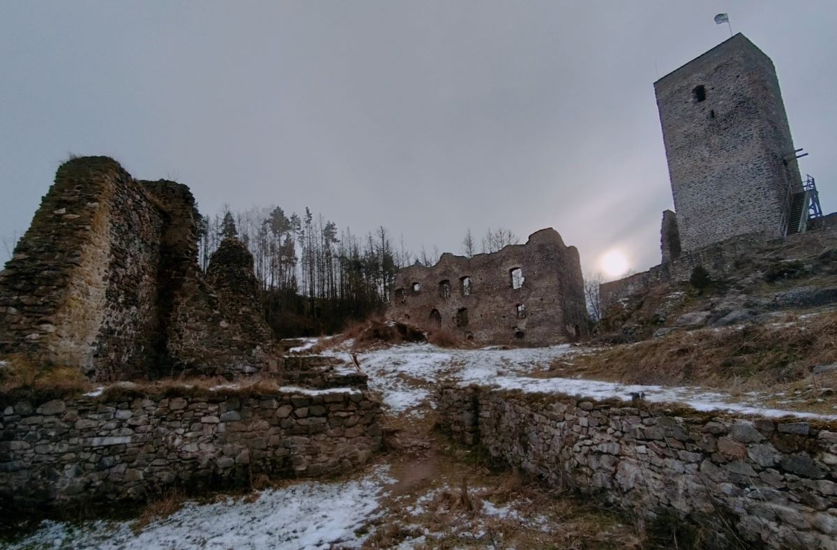 Zřícenina Rokštejna u Panské Lhoty
