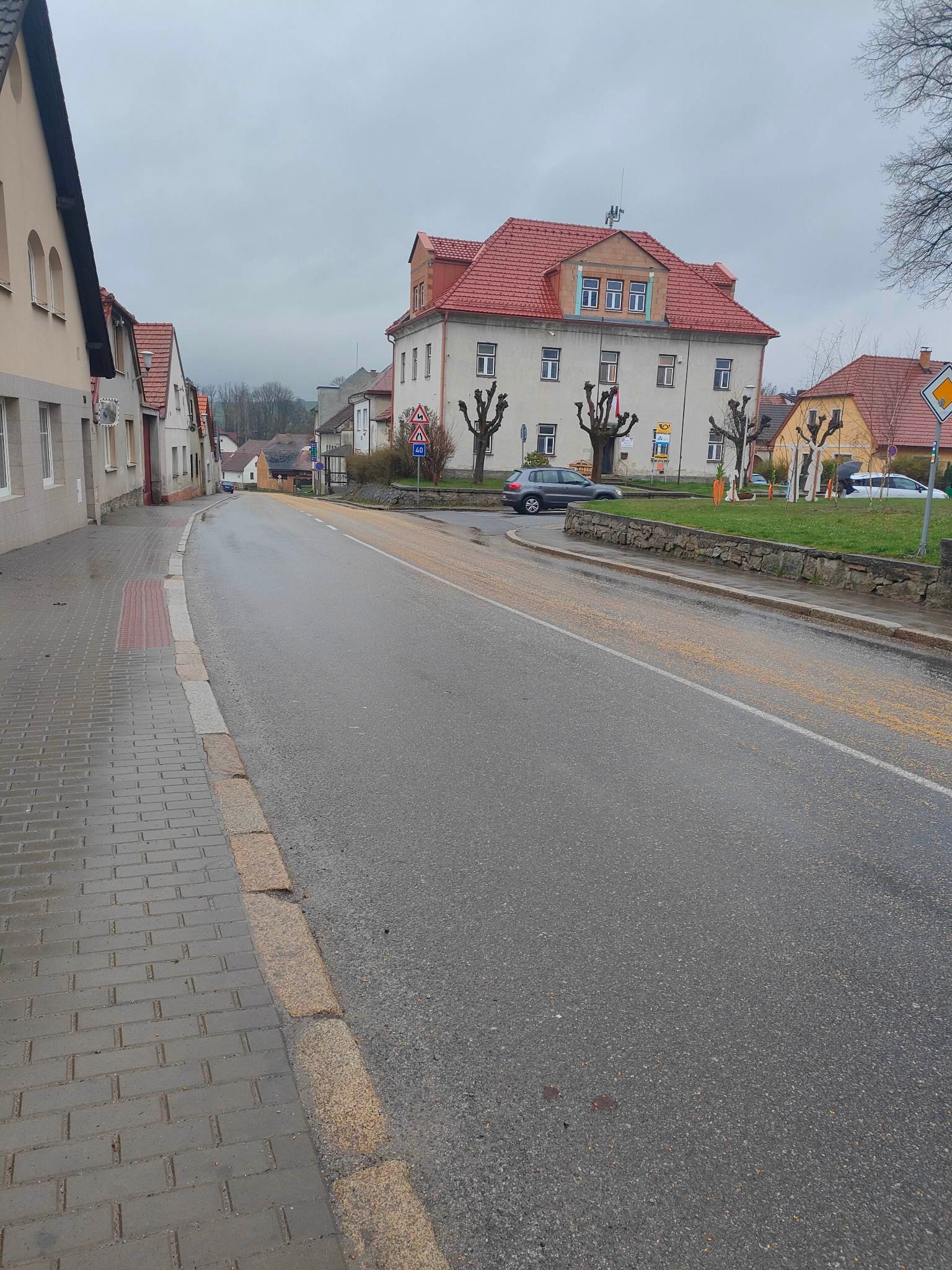 Vysypané zrní na vozovce v Dolní Cerekvi