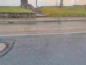 Vysypané zrní na vozovce v Dolní Cerekvi