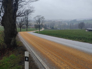 Vysypané zrní na vozovce v Dolní Cerekvi