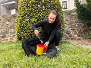 Sára bezpečně likviduje nalezený obal 