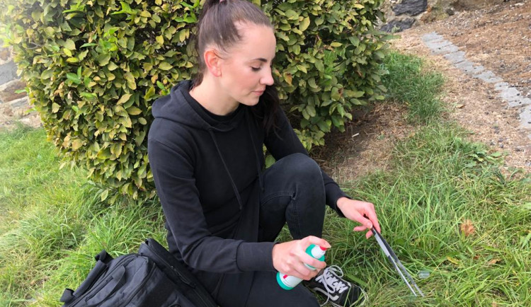 Sára dezinfikuje nalezený obal 