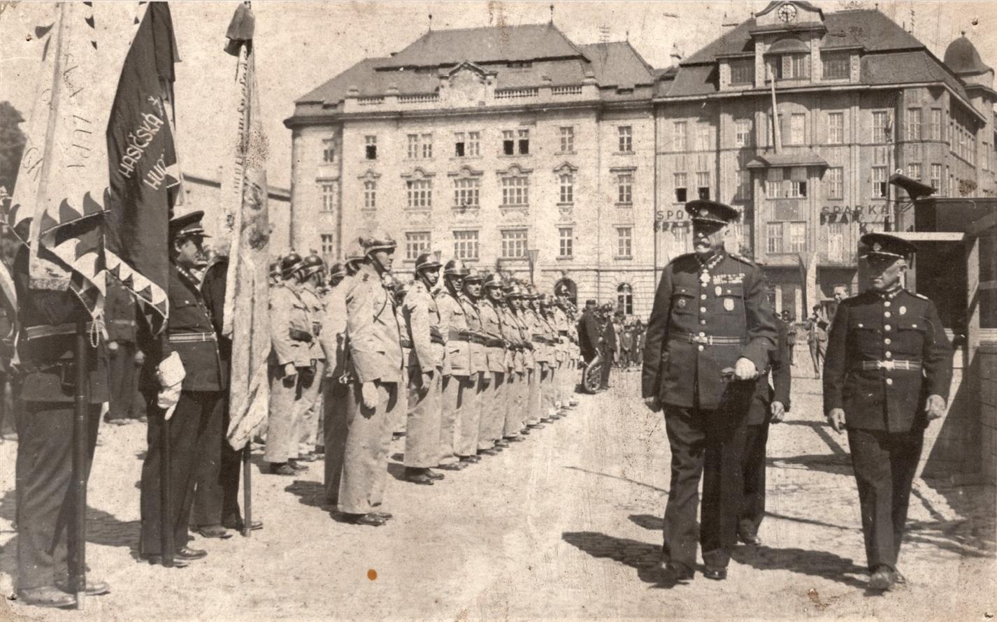 Slavnostní nástup jihlavských hasičů na Masarykově náměstí v Jihlavě při sjezdu roku 1931. Foto SDH Jihlava