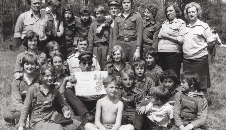 Mladí dobrovolní hasiči z Jihlavy – společné foto po výhře v okresní soutěži hry Plamen v roce 1979. Foto SDH Jihlava