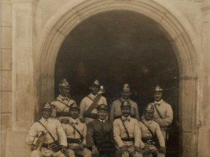 Jihlavští hasiči před vstupem na radnici v Jihlavě roku 1932. Foto SDH Jihlava