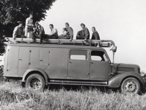 Vystavená automobilní technika jihlavských dobrovolných hasičů kolem roku 1976. Foto SDH Jihlava