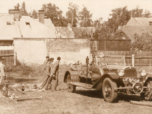 Jihlavský dorost hasičů při cvičení s jedním z našich vozů kolem roku 1949. Foto SDH Jihlava