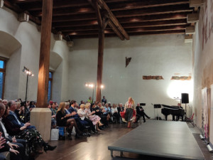 Netradiční přehlídka historických kostýmů připomněla závažnost rakoviny. Modely se stali sami pacienti