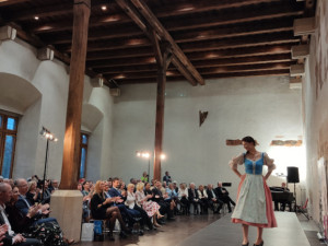 Netradiční přehlídka historických kostýmů připomněla závažnost rakoviny. Modely se stali sami pacienti