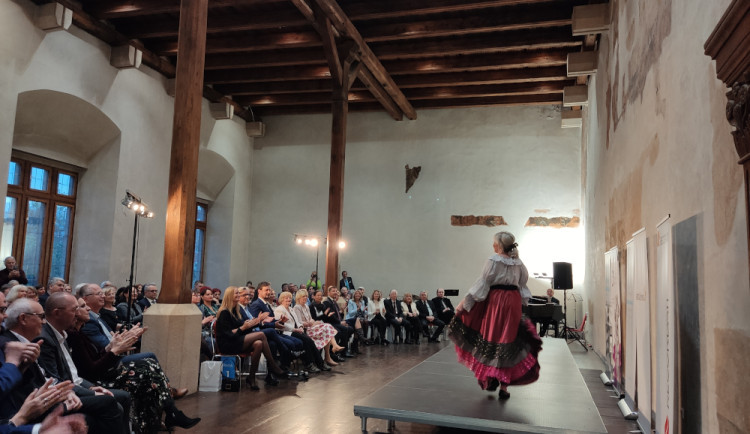 Netradiční přehlídka historických kostýmů připomněla závažnost rakoviny. Modely se stali sami pacienti