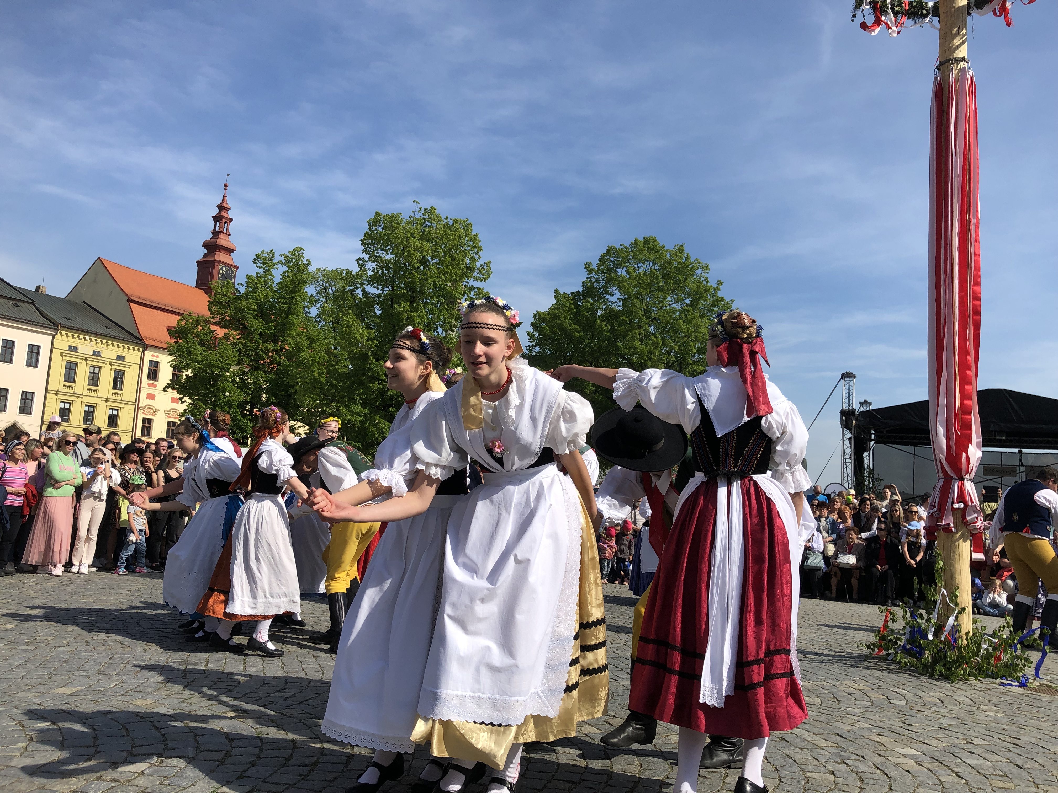 Májové slavnosti se zaplétáním máje v Jihlavě