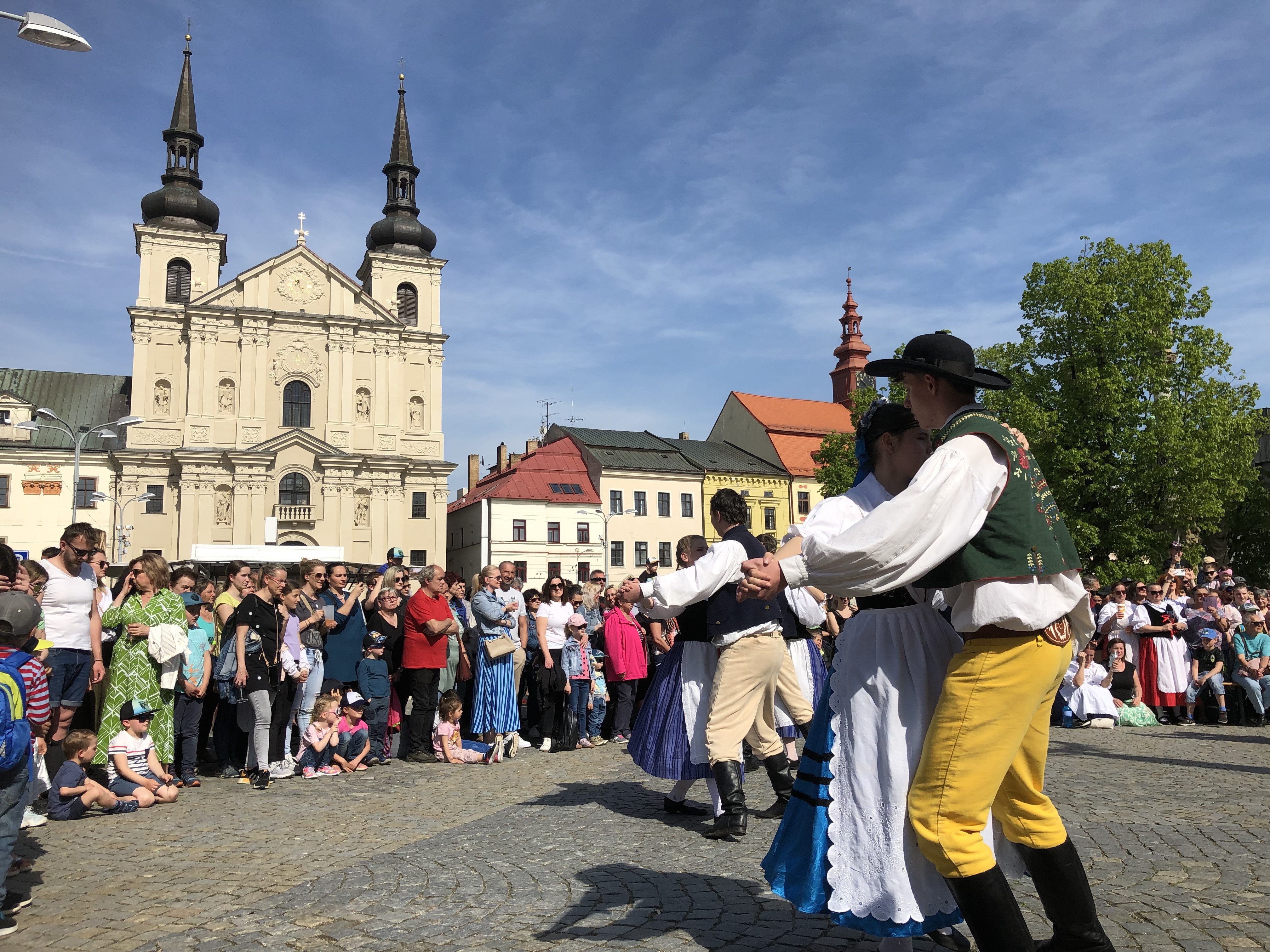 Májové slavnosti se zaplétáním máje v Jihlavě