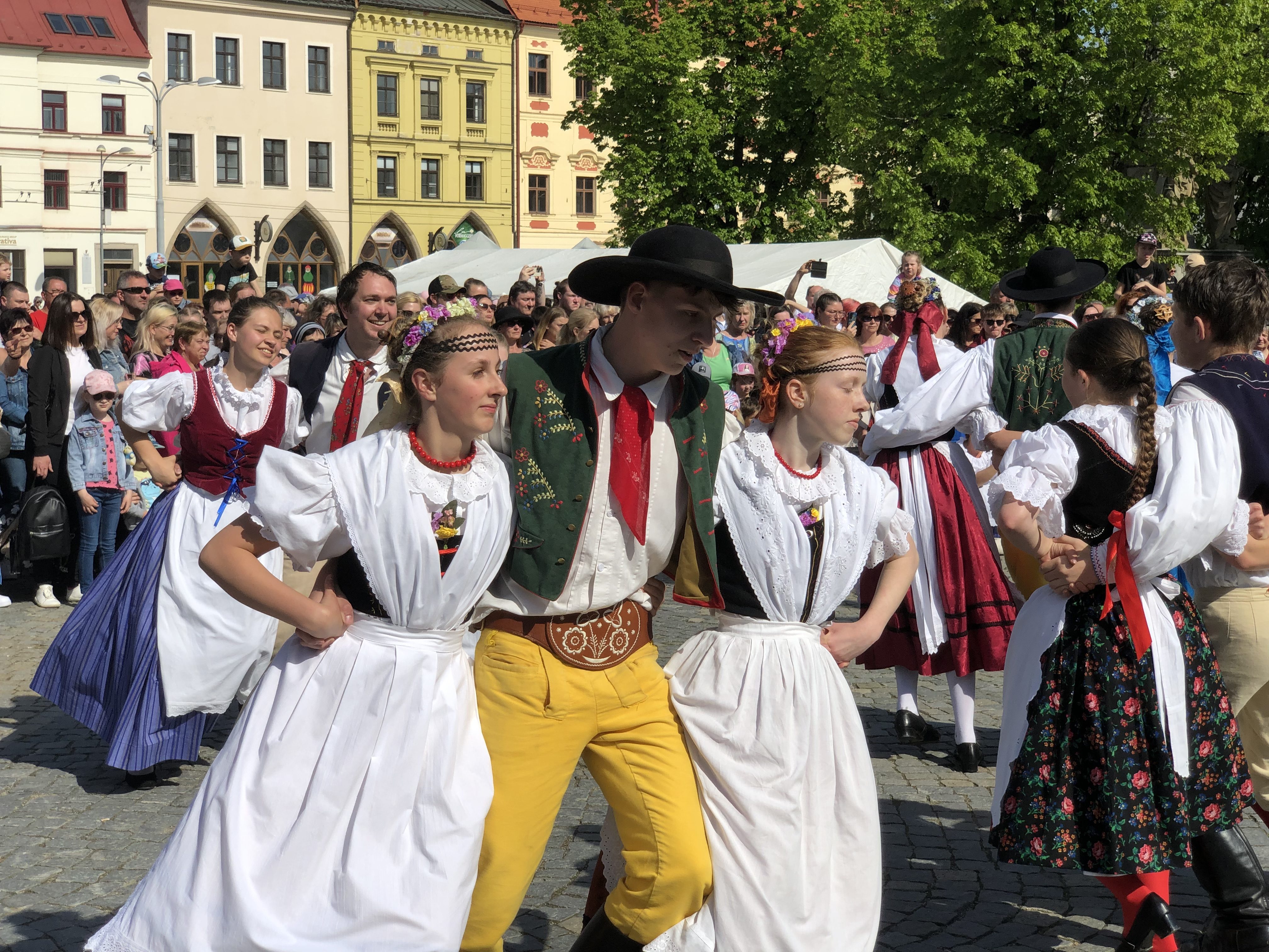 Májové slavnosti se zaplétáním máje v Jihlavě