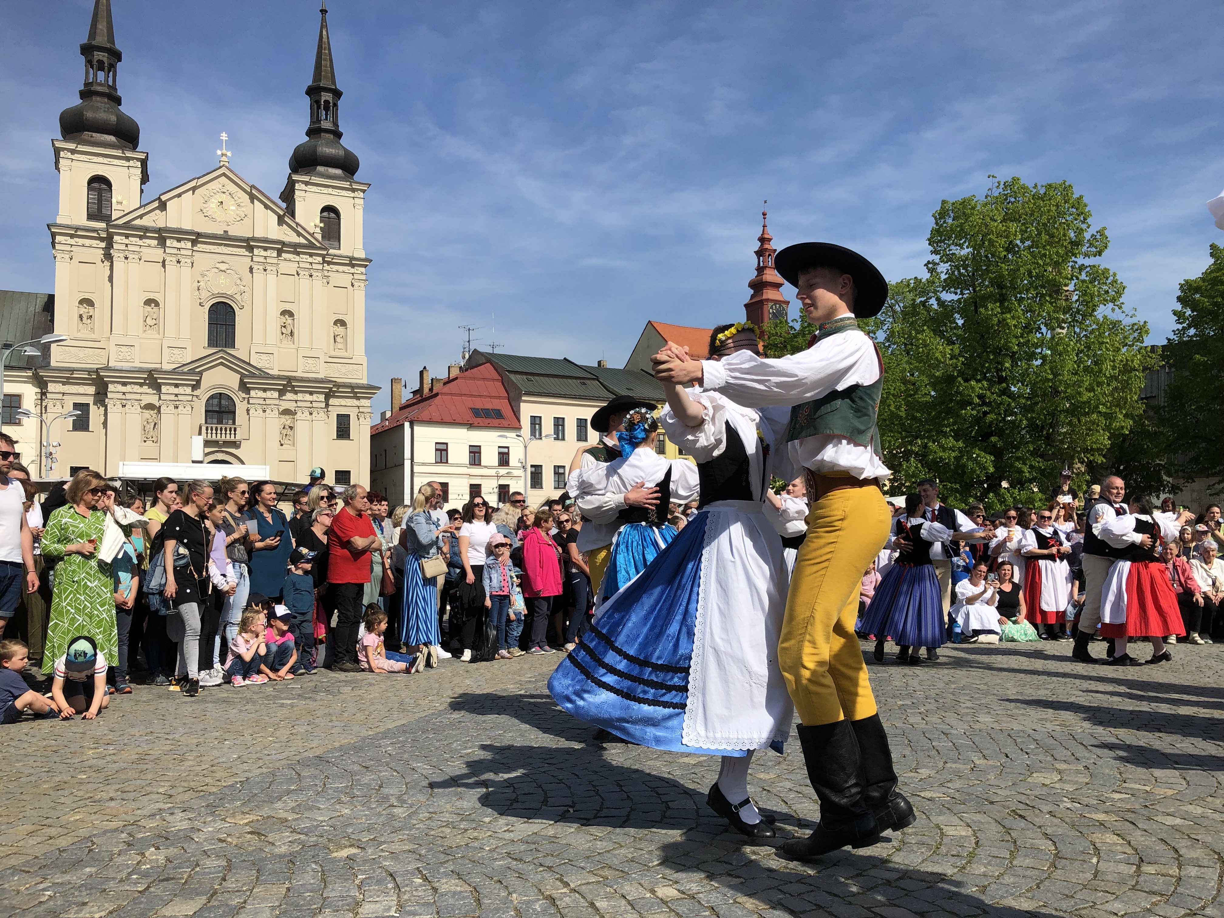 Májové slavnosti se zaplétáním máje v Jihlavě