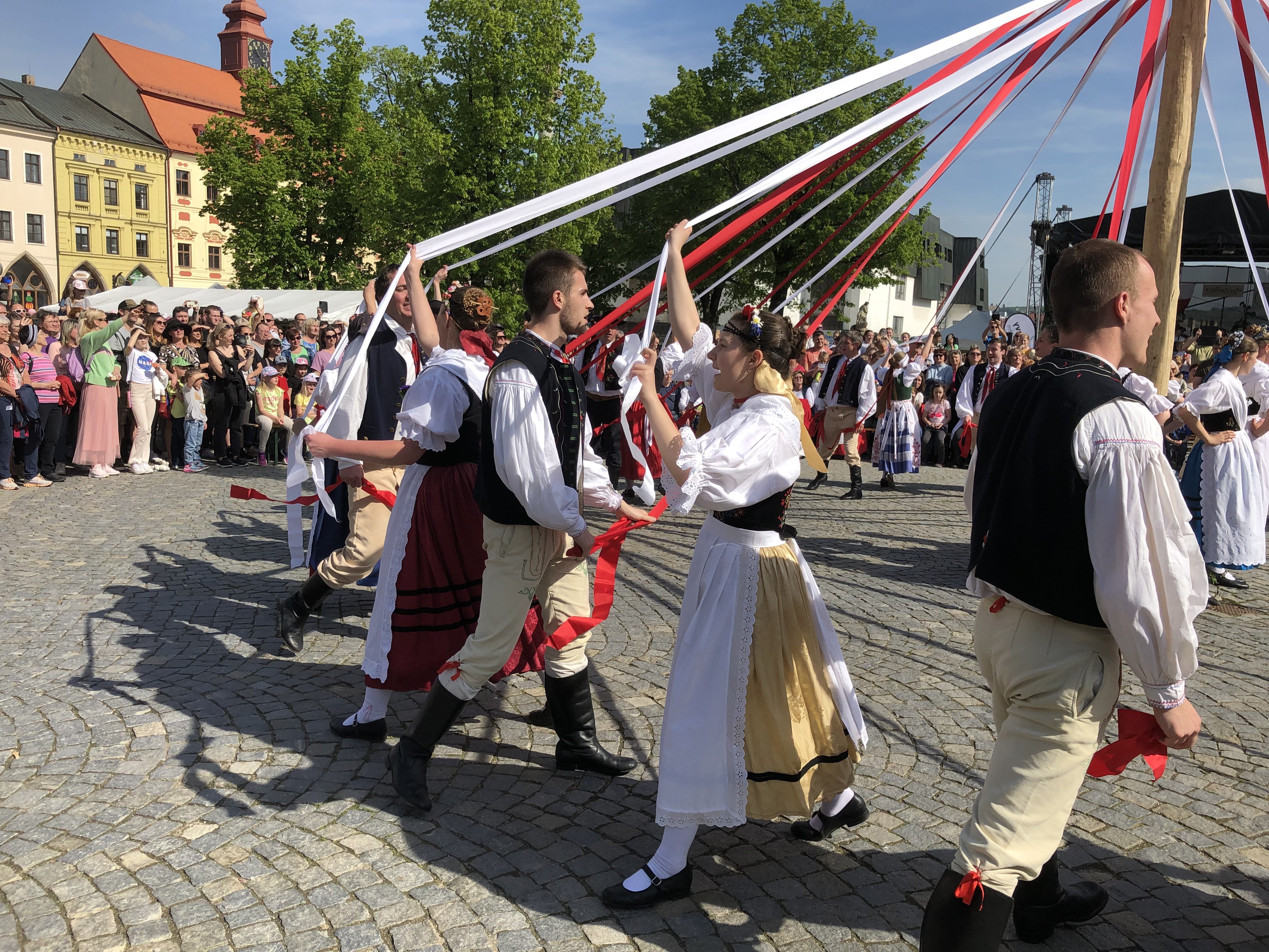 Májové slavnosti se zaplétáním máje v Jihlavě